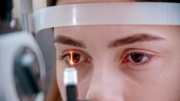 Oftalmologo - luce intensa focalizzata sui bellissimi occhi delle donne — Video Stock