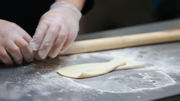 Кухня - чоловік робить тісто — стокове відео