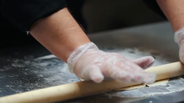 Cucina - un uomo che fa un impasto - appiattire l'impasto con un mattarello — Video Stock