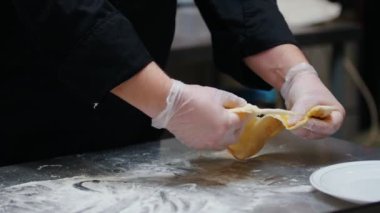Mutfak - bir adam servis etmeden önce yemeği servis eder.