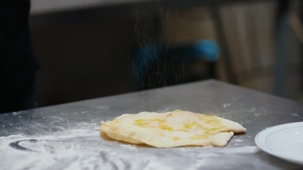 Cozinha - um homem polvilhado massa com especiarias — Vídeo de Stock