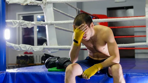 CAJA - el hombre cierra los ojos con su palma — Foto de Stock