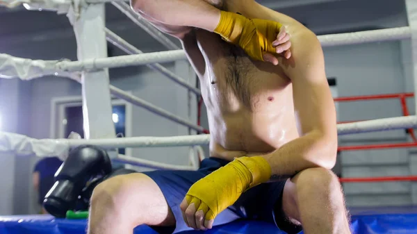 CAIXA - boxer está limpando o suor de seu rosto com a mão em atadura amarela — Fotografia de Stock