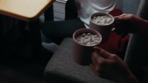Serveur apporte café à la table — Video