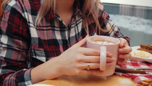 Bir çift öğle yemeği yiyor. Kahve içen genç bir kadın. — Stok video