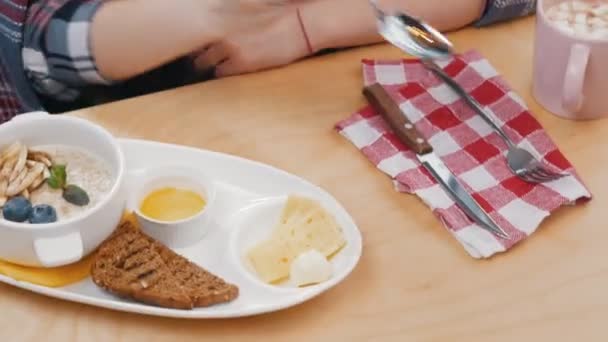 Un par en la cafetería comienzan a comer su almuerzo — Vídeo de stock