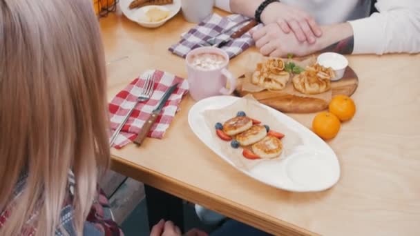 Una joven pareja en el café hablando mientras el almuerzo — Vídeo de stock