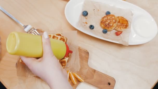 Una joven bebiendo café en la cafetería — Vídeos de Stock