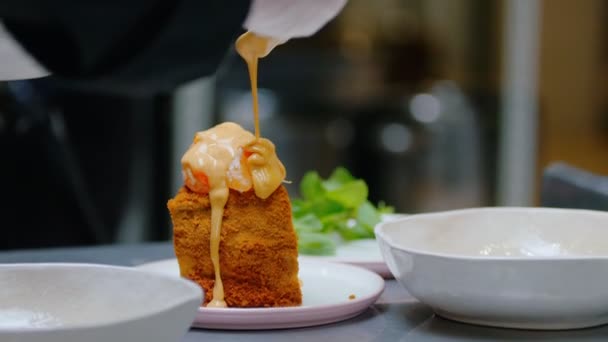 Pouring a sweet sauce on the top of honey cake — Stock Video