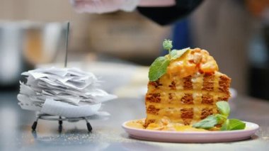 Restoran mutfağı - Yemek dağıtım hattında ballı kek servisi
