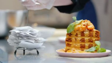 Restoran mutfağı - Yemek dağıtım hattında ballı kek servisi - garson pastayı alır
