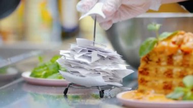 Restoran mutfağı - Şef şırıngayı kontrol etti - Yemek dağıtım hattında ballı kek servis etti