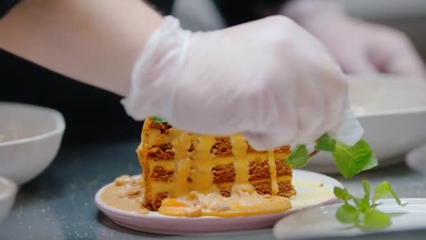 Cocina del restaurante - Sirve un pastel de miel con menta y azúcar — Vídeo de stock