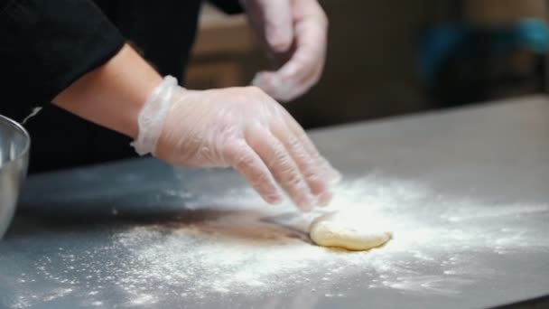 Keuken - een man die een klein stukje deeg maakt — Stockvideo