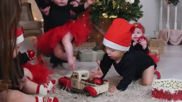Conceito de Natal - Pequenos bebês brincando com brinquedos no estúdio — Vídeo de Stock