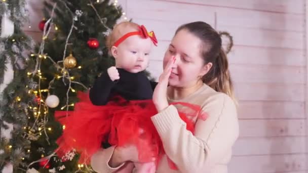 Noel konsepti. İki kadın bebeklerini ellerinde tutuyor. — Stok video