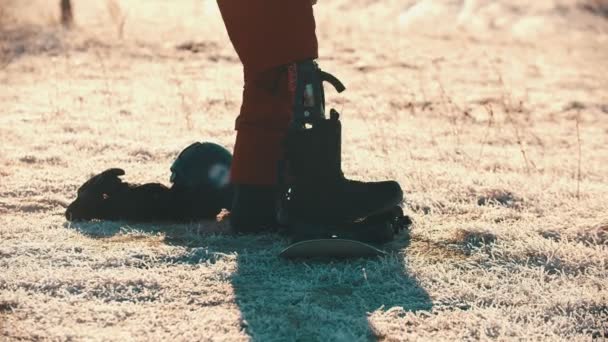 Snowboarding - Człowiek z protezą nogi wsiada na deskę — Wideo stockowe