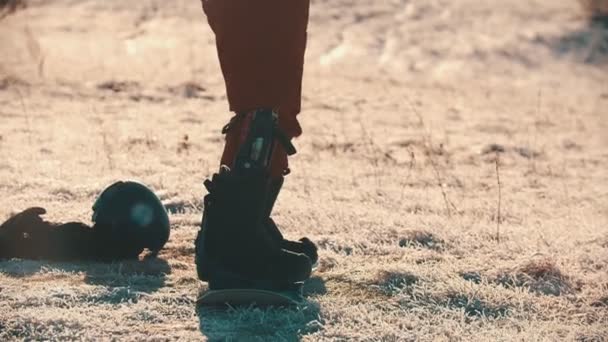 Snowboard - Un hombre con una pierna protésica de pie sobre el tablero — Vídeo de stock