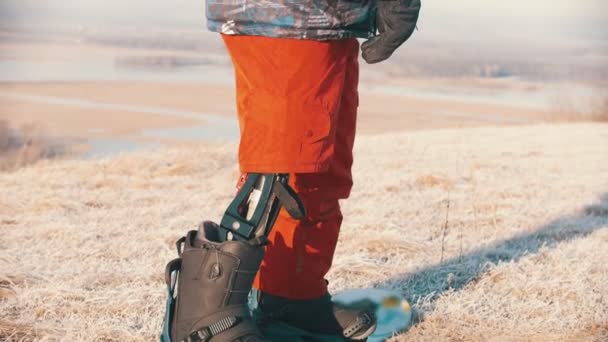 Snowboard - Un hombre con la pierna protésica de pie en el tablero - pierna lesionada — Vídeos de Stock