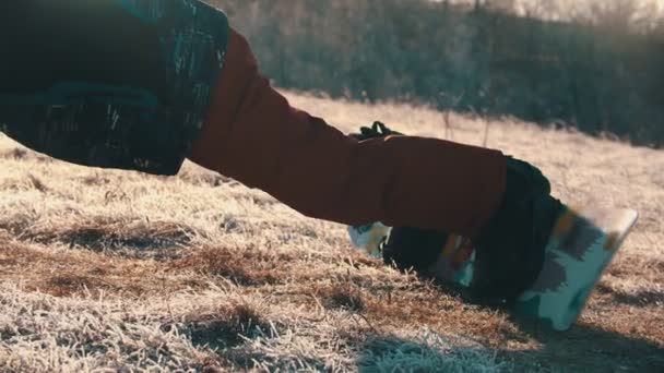 Snowboarding - Muž s protézou nohy dělat kliky se snowboard nastavit na nohou — Stock video
