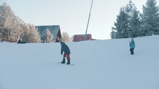 Сноуборд - инвалид с протезной ногой спускается с горы — стоковое видео