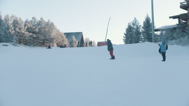 Snowboard - Un hombre con una pierna protésica patinando por la montaña — Vídeos de Stock