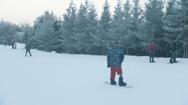 Lumilautailu käsite - mies, jolla on proteesi jalka luistelu alas vuorelta — kuvapankkivideo