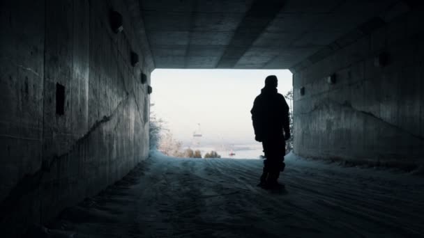 Snowboarden - mensen schaatsen op de sneeuw vanuit de tunnel — Stockvideo