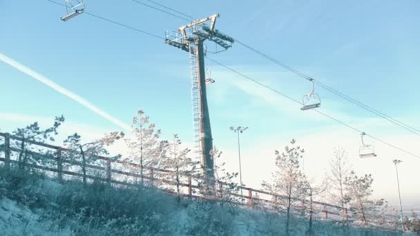 Concepto de snowboard - Funicular llegando a la estación — Vídeo de stock