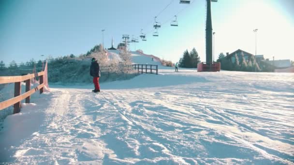 Сноуборд - Раненый мужчина с протезной ногой спускается с горы — стоковое видео