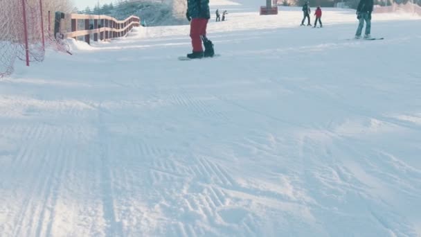 Snowboard - Egy férfi műlábú korcsolyázik le a hegyről, és lelassul — Stock videók