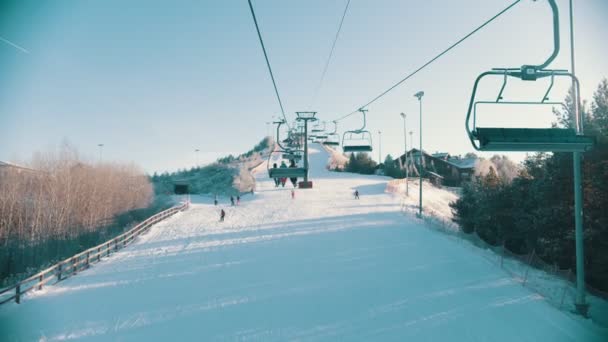 Snowboard - Funicular llegando a la estación - personas sentadas y disfrutando de la vista — Vídeos de Stock