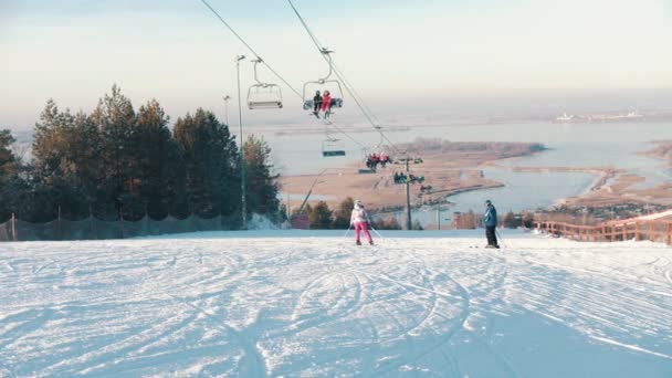 Gente patinando en la montaña usando tablas de snowboard y esquí — Vídeos de Stock