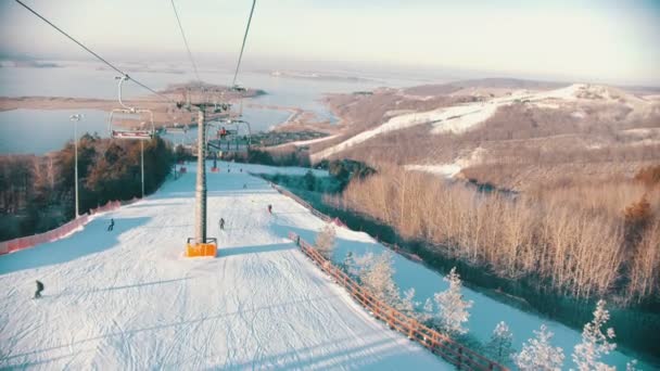 Snowboarden - kabelbaan naar het station - mensen zitten in en genieten van een landschap — Stockvideo