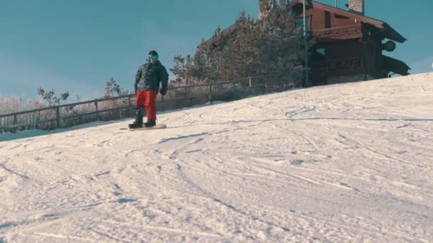 Snowboard téli koncepció - Egy férfi műlábakkal korcsolyázik le a hegyről — Stock videók