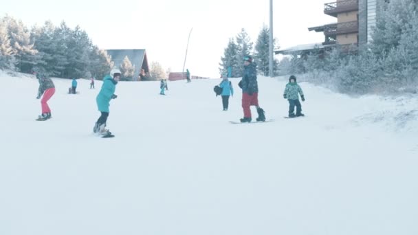 14-12-19 Rusland, Kazan: Een familie snowboarden op de berg — Stockvideo