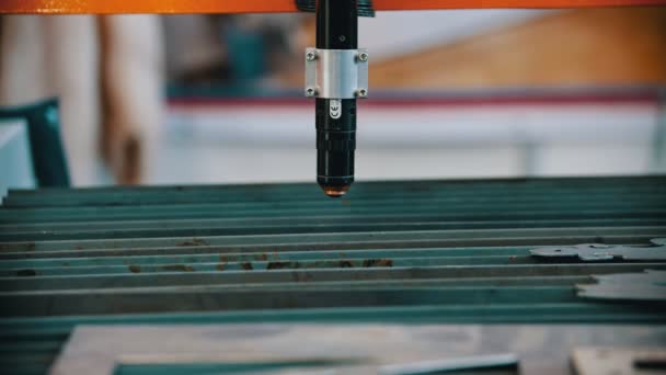 Przemysłowa maszyna CNC w zakładzie - sprawdzanie szczegółów — Wideo stockowe