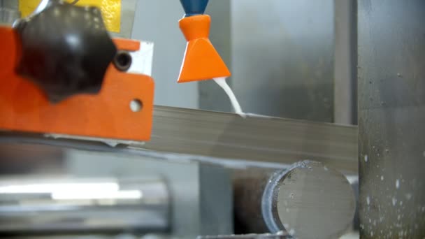 Een industriële machine die een assemblagelijn bedekt met een vloeistof — Stockvideo