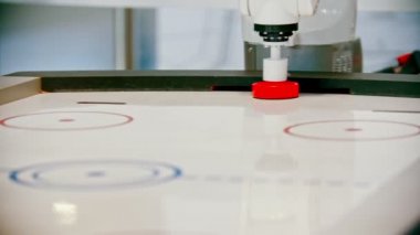 İki robotik makine birbiriyle hava hokeyi maçı yapıyor.