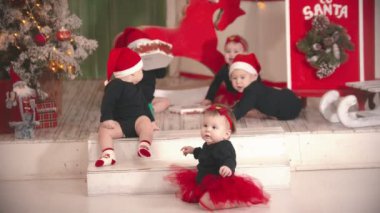 Noel konsepti - halıda oturan ve boş kutuyla oynayan küçük bebekler