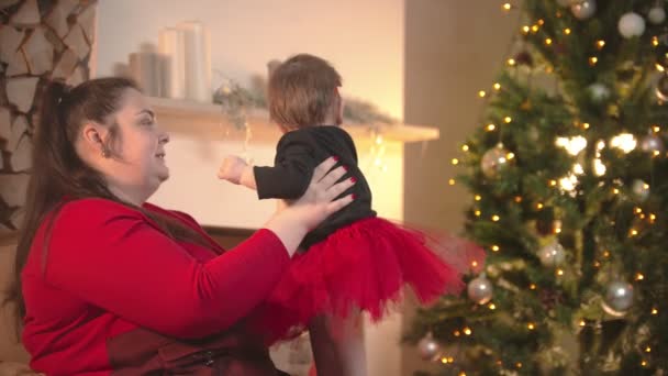 Concept de Noël - Une femme dodue tenant sa petite fille — Video