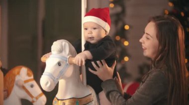 Noel süslemeli stüdyo - Bebek arabasının yanında duran gülümseyen bir anne