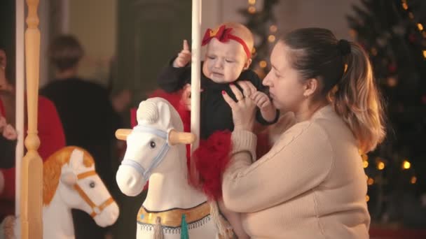 Karácsonyi díszített stúdió - anya bézs pulóver vele baba karácsonyi stúdió — Stock videók