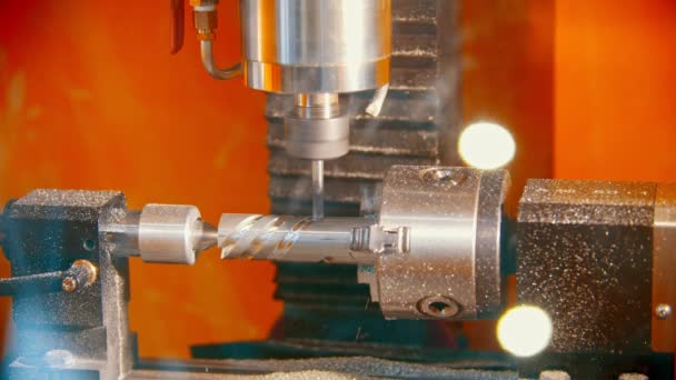 Uma máquina industrial fazendo entalhes de parafuso em um detalhe de ferro na planta — Vídeo de Stock