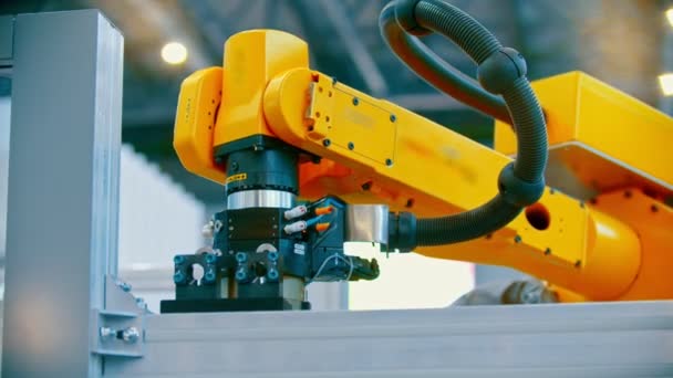Průmyslový stroj pracující s detaily uvnitř — Stock video