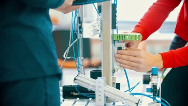 Personas instalando una máquina industrial en la exposición de máquinas innovadoras — Vídeos de Stock