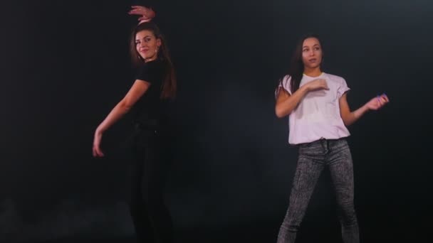 Two young women dancers warming up before training — Stok video