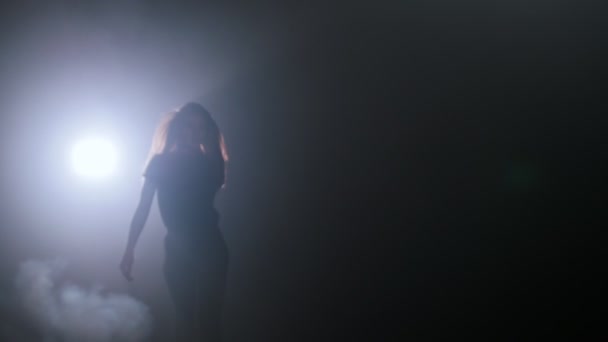 Junge Frau geht aus dem Licht und beginnt zu tanzen — Stockvideo