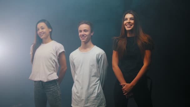 Grupo de baile de tres personas sonrientes de pie en el estudio — Vídeos de Stock
