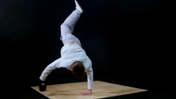 Young fit man break dancer performing tricks — Stok video